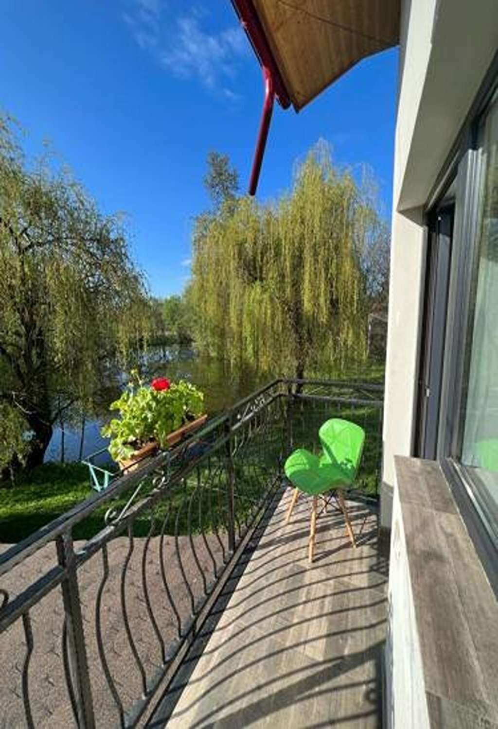 Balcon cu vedere spre râu