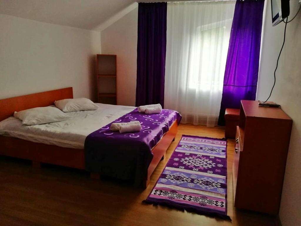 Cameră cu mobilier din lemn