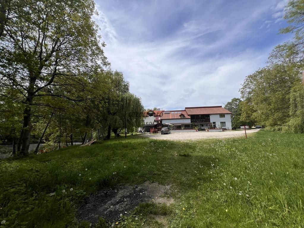 Grădina și pensiunea în fundal