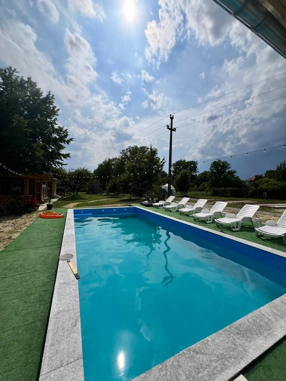 Piscina cu șezlonguri